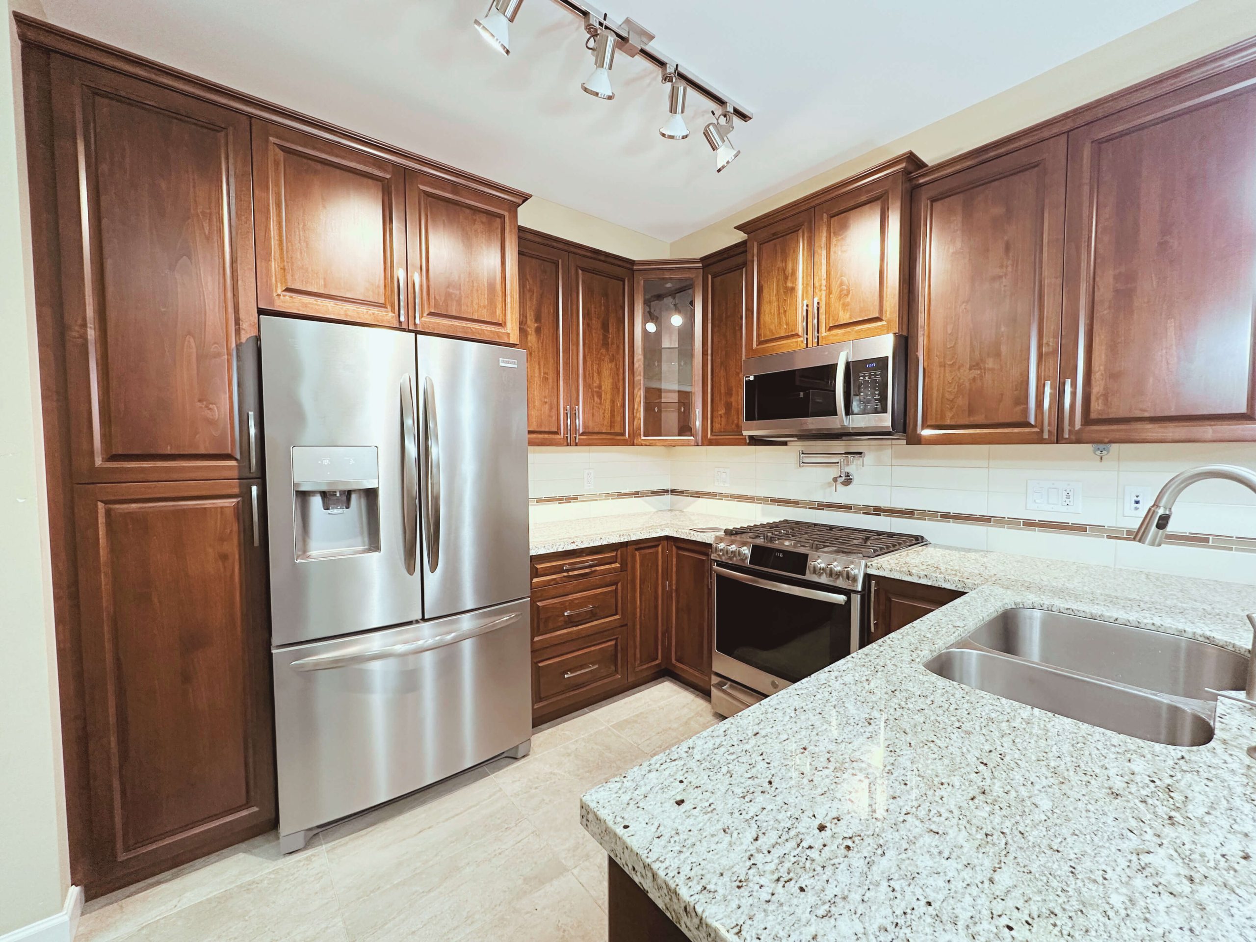 #204 32445 SIMON AVE ABBOTSFORD V2T 0G7 7